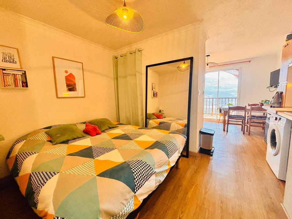 Photo of the whole room, Bedroom