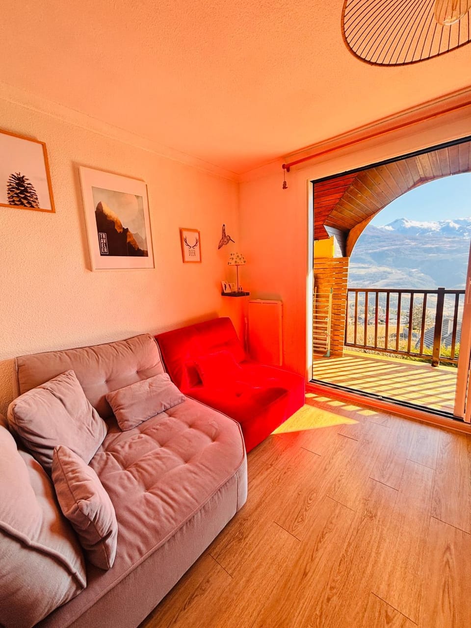 Natural landscape, View (from property/room), Balcony/Terrace, Living room, Seating area, Mountain view