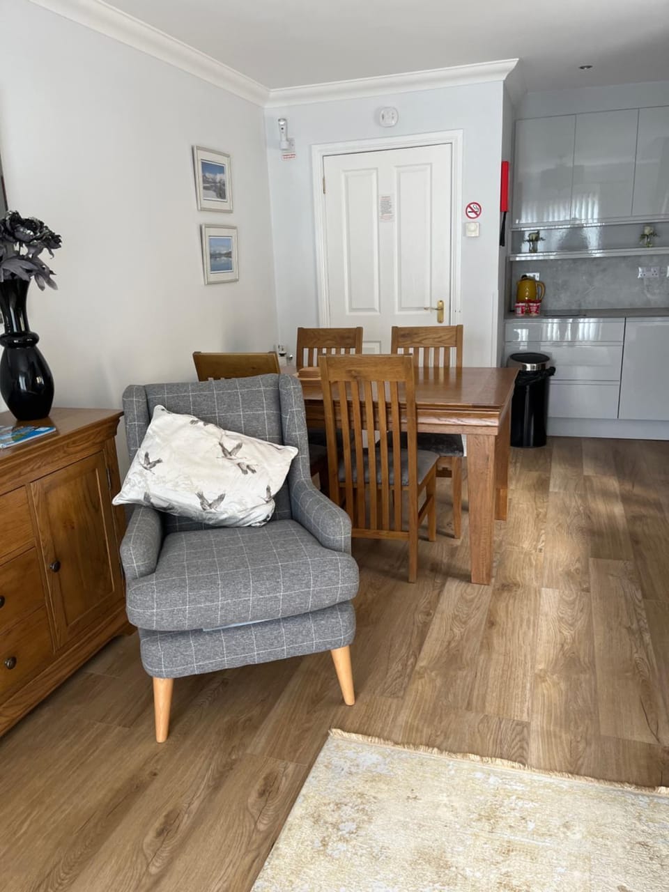 Kitchen or kitchenette, Living room, Seating area, Dining area, stove