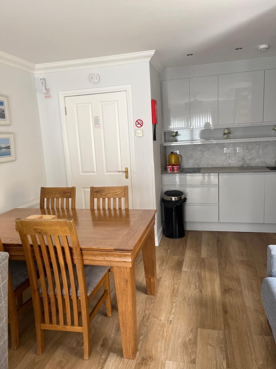 Kitchen or kitchenette, Dining area, stove