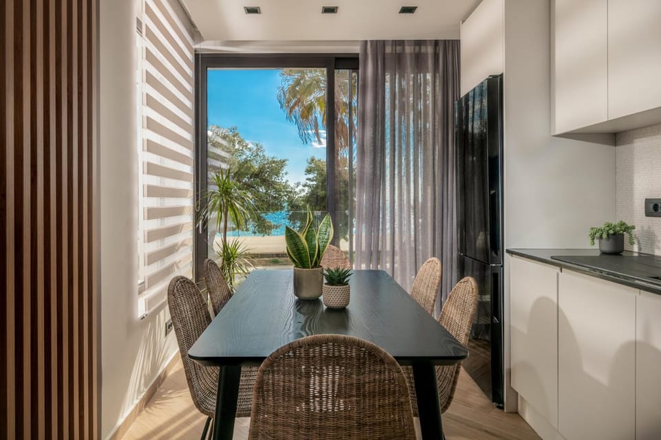 Kitchen or kitchenette, Dining area