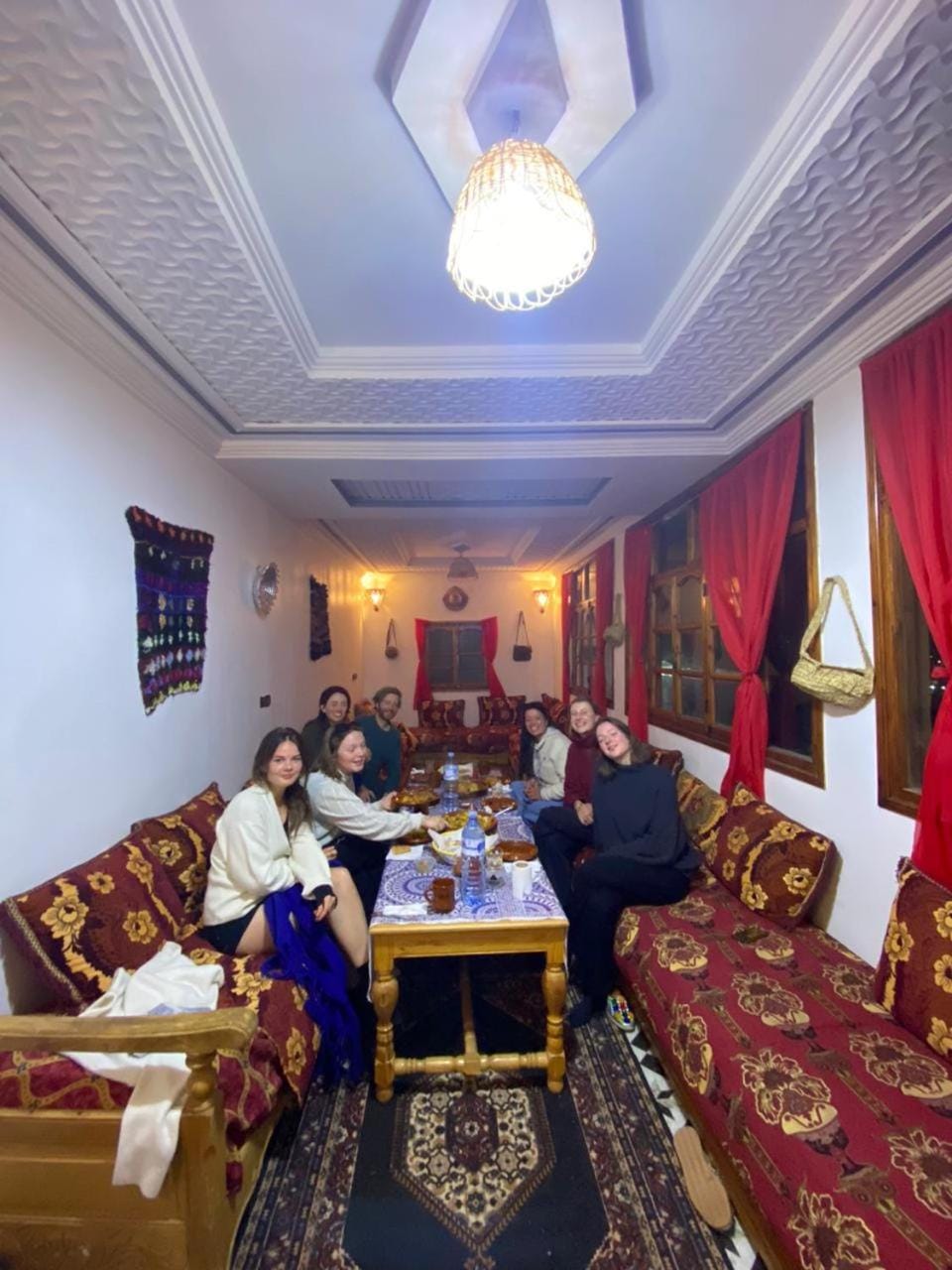 Restaurant/places to eat, People, Living room, Seating area, group of guests, Family