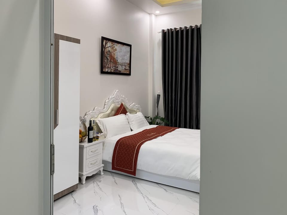 Shower, Bed, TV and multimedia, Bedroom, fireplace