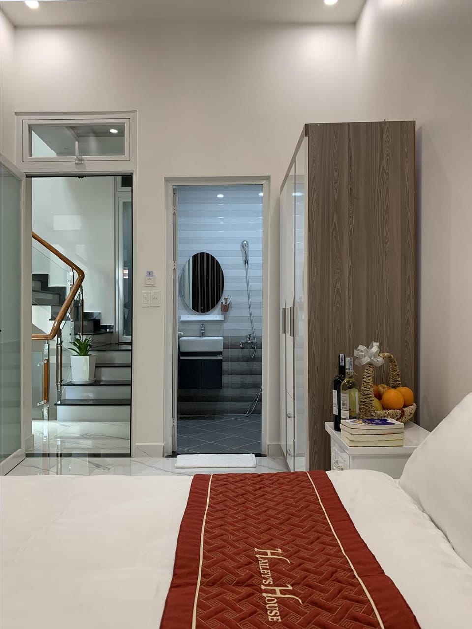 Shower, Bed, Photo of the whole room, Bedroom