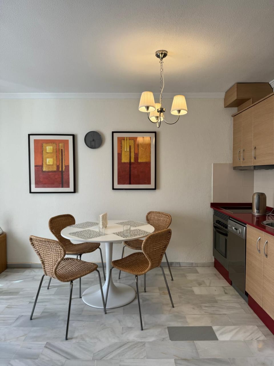 Kitchen or kitchenette, Dining area