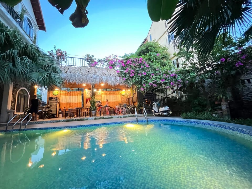 Restaurant/places to eat, Communal lounge/ TV room, Swimming pool, Sunset