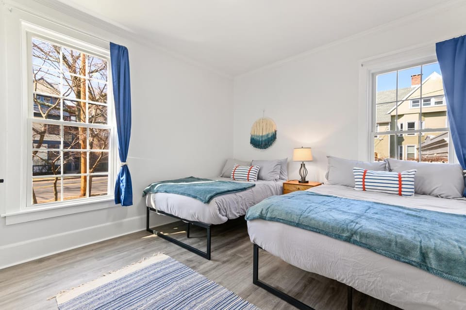 Casa Soleada in East Rock near DT and Yale SOM with FREE Parking and King Bed Apartment in New Haven