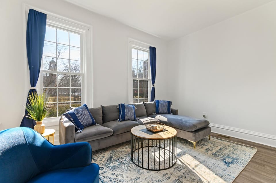 Casa Soleada in East Rock near DT and Yale SOM with FREE Parking and King Bed Apartment in New Haven