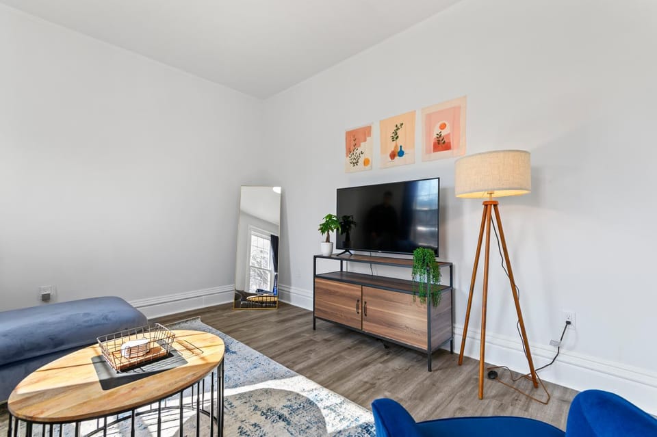 Casa Soleada in East Rock near DT and Yale SOM with FREE Parking and King Bed Apartment in New Haven