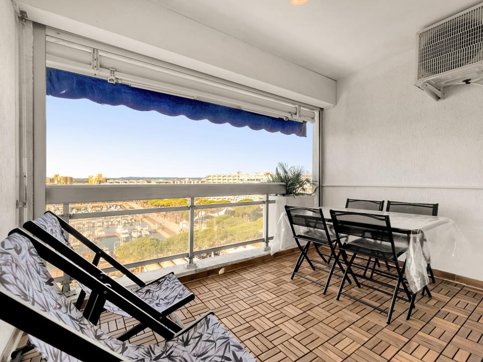 Patio, Day, TV and multimedia, View (from property/room), Balcony/Terrace, Dining area, Landmark view, River view