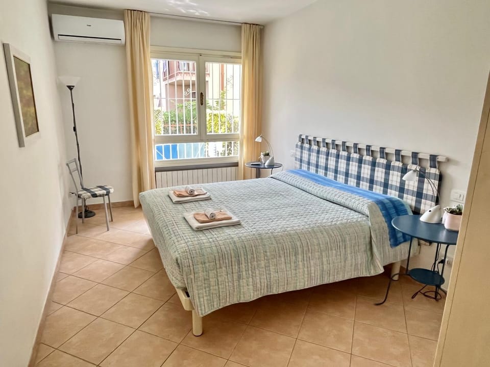 Bed, Bedroom, air conditioner