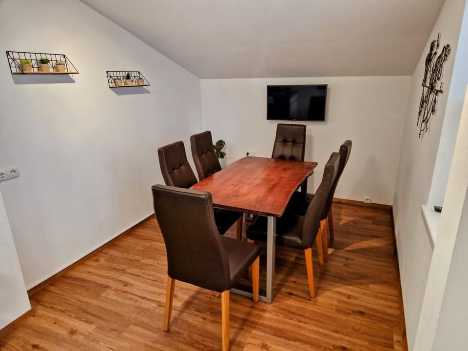 Seating area, Dining area