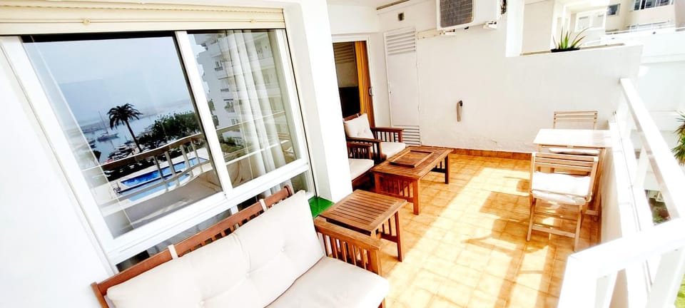 View (from property/room), Balcony/Terrace, Seating area, Sea view