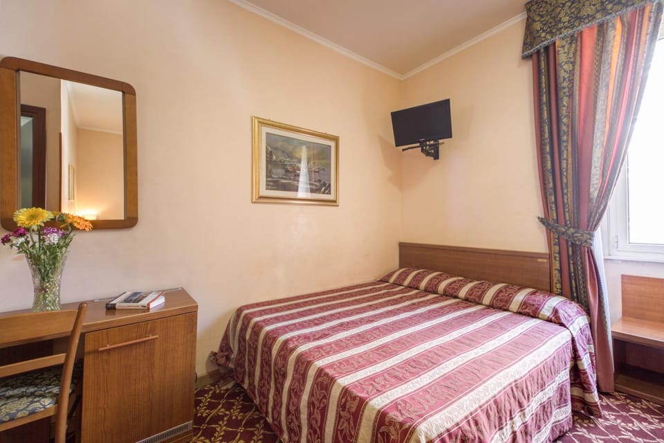 Bed, TV and multimedia, Bedroom