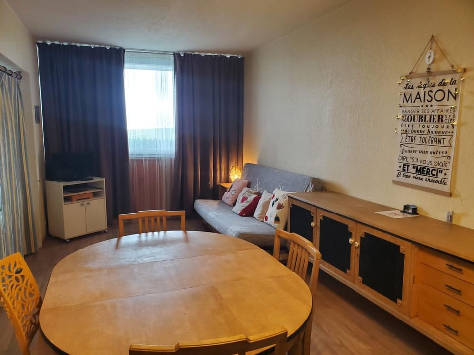 Living room, Photo of the whole room, Seating area, Dining area