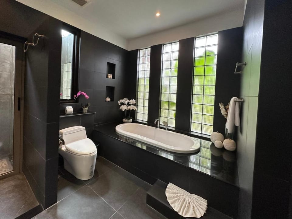 Beautiful villa walking distance from Bangtao Beach Villa in Choeng Thale