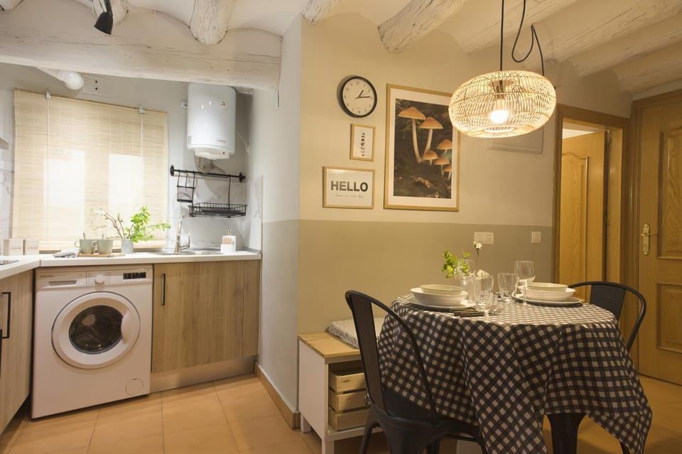 Kitchen or kitchenette, Living room, Seating area, Dining area, Communal kitchen, pet friendly, stove