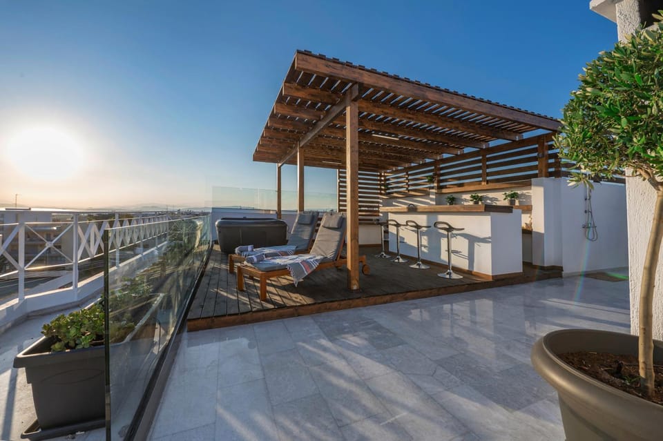 Bright 3bdr Apt with Roofgarden, Jacuzzi Apartment in South Athens