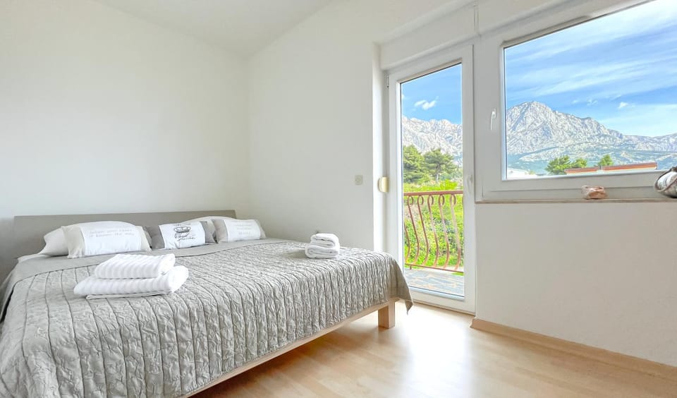Bedroom, Mountain view