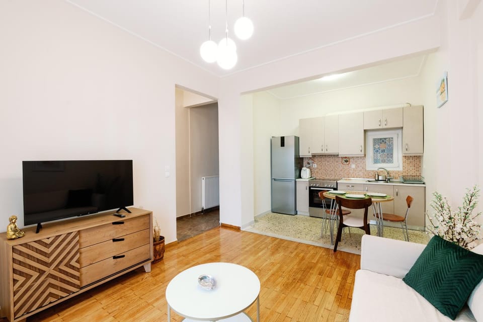 TV and multimedia, Kitchen or kitchenette, Living room, Seating area, Dining area