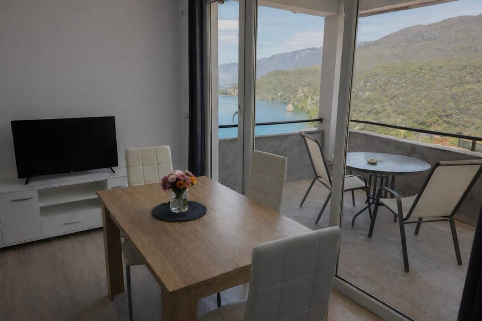 Natural landscape, TV and multimedia, View (from property/room), Balcony/Terrace, Living room, Seating area, Dining area, Mountain view