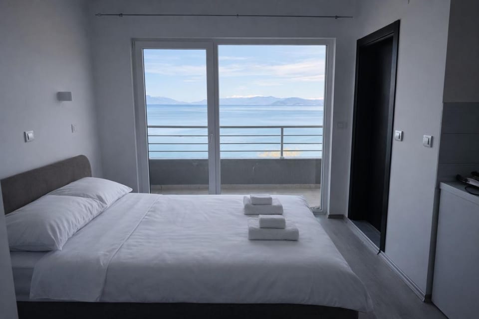 Bed, Bedroom, Lake view