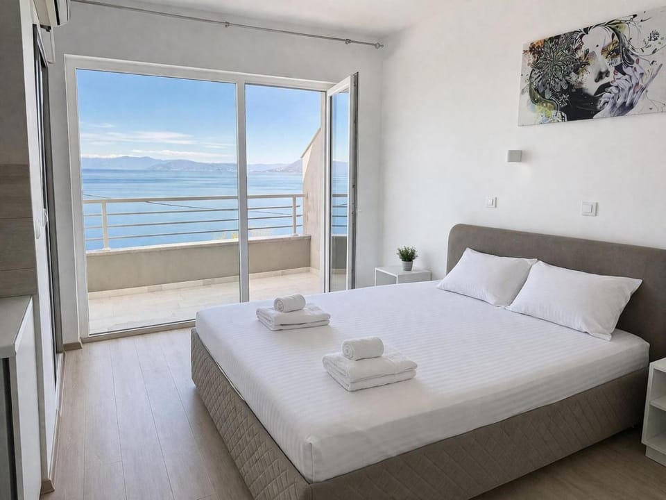 Bed, Natural landscape, View (from property/room), Balcony/Terrace, Photo of the whole room, Bedroom, towels