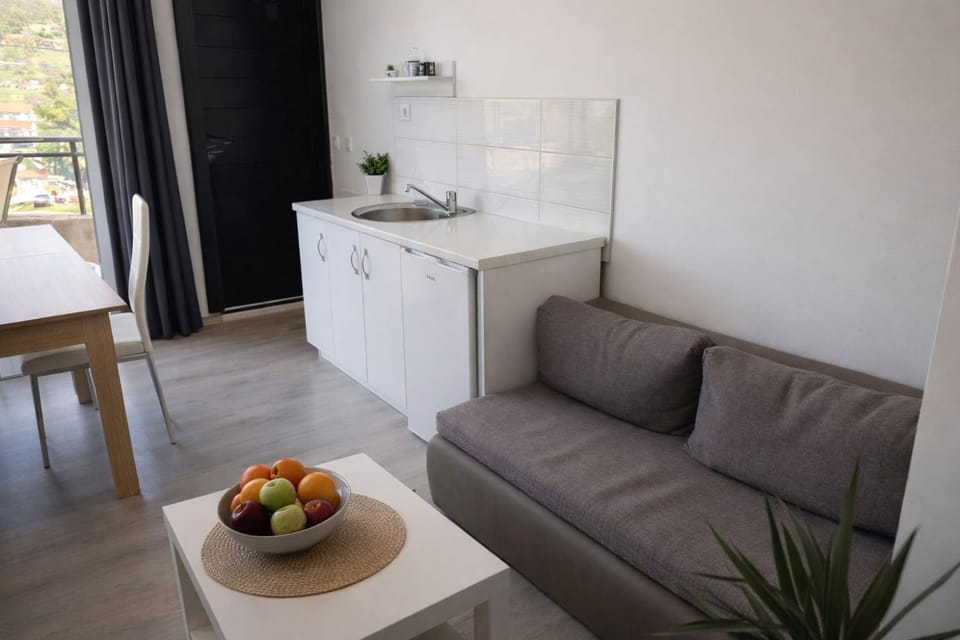 Kitchen or kitchenette, Living room, Food and drinks, Seating area