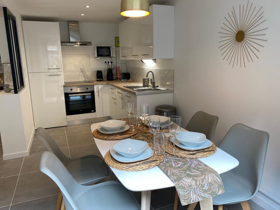 Kitchen or kitchenette, Dining area