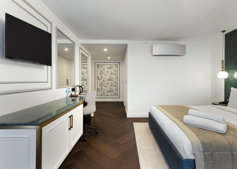 Bed, Bedroom, towels
