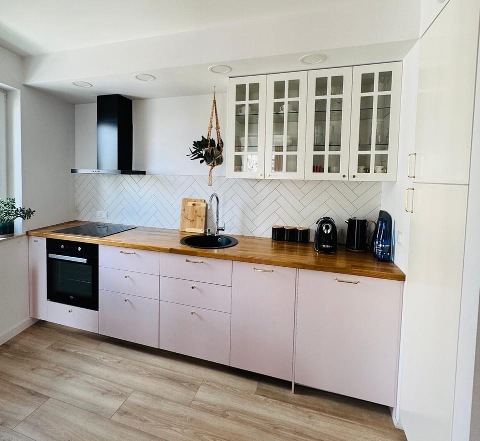 Coffee/tea facilities, Kitchen or kitchenette, stove