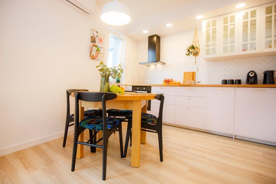 Coffee/tea facilities, Kitchen or kitchenette, Dining area