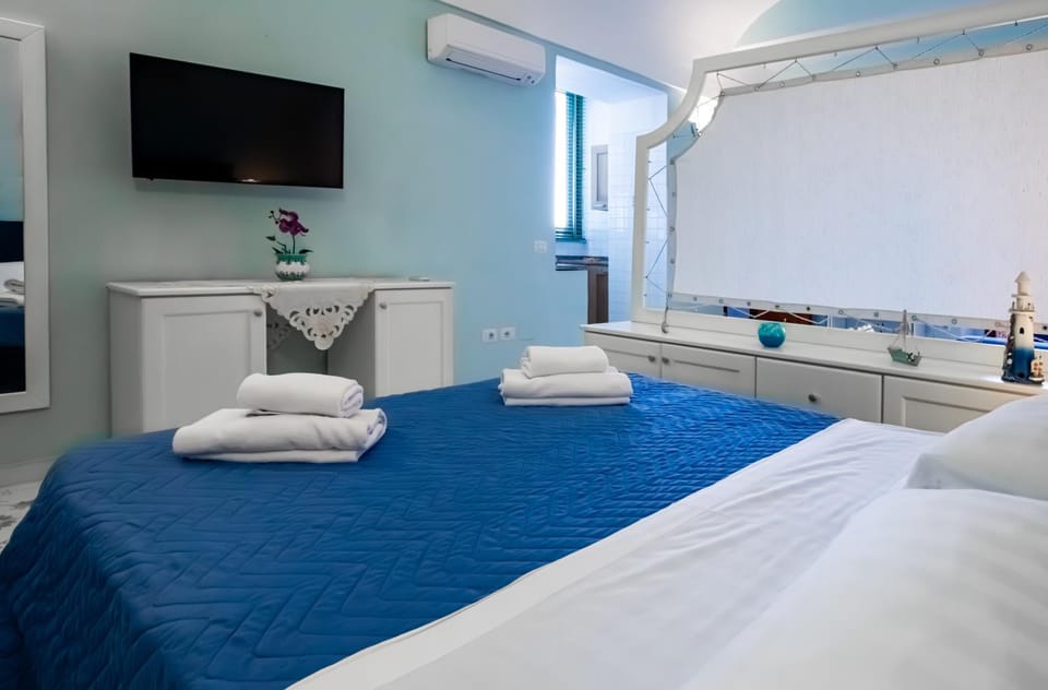 Bed, TV and multimedia, Photo of the whole room, Bedroom, air conditioner