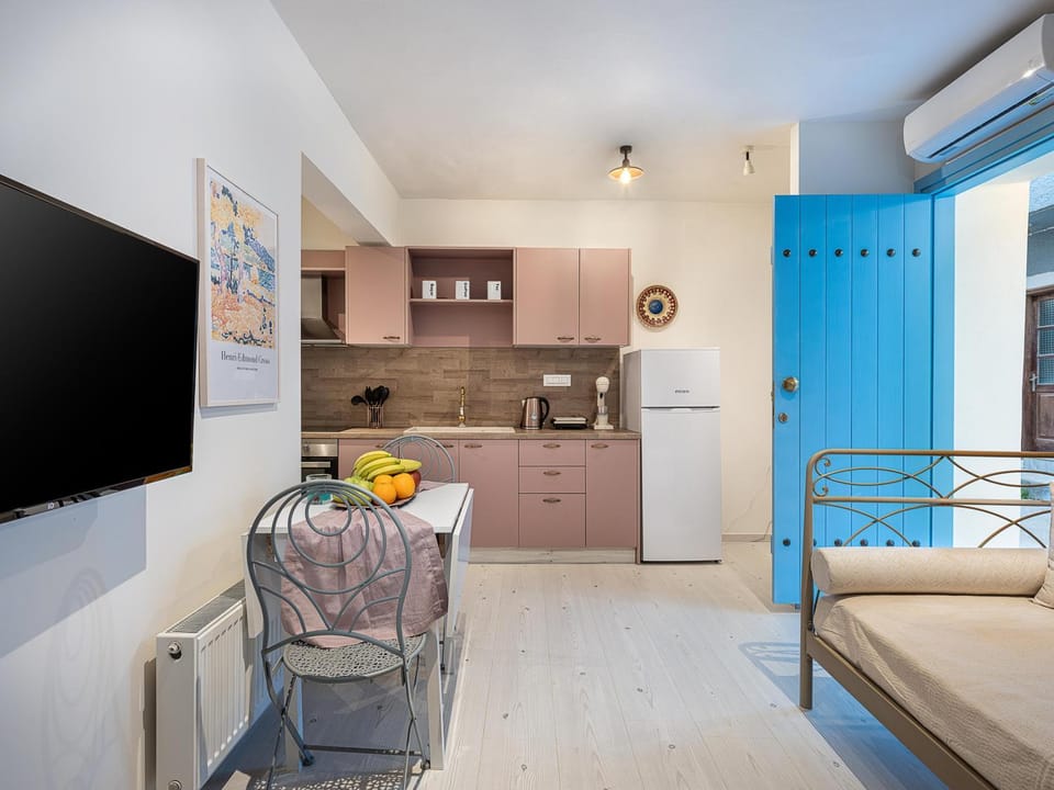 TV and multimedia, Kitchen or kitchenette, Living room, Photo of the whole room, Seating area, Dining area, oven, stove