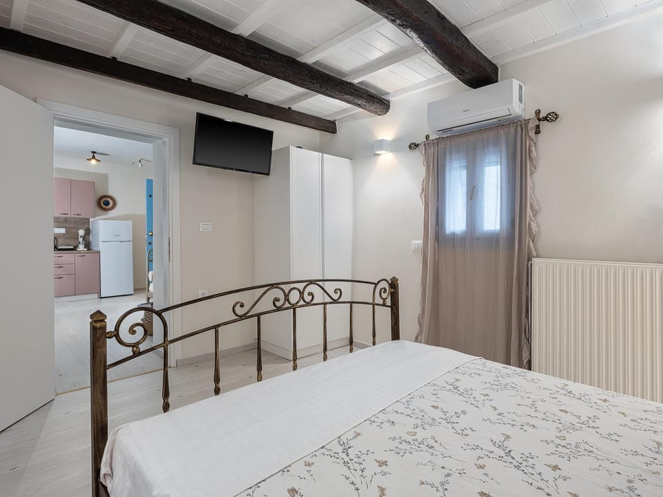 Bed, TV and multimedia, Photo of the whole room, Bedroom, air conditioner