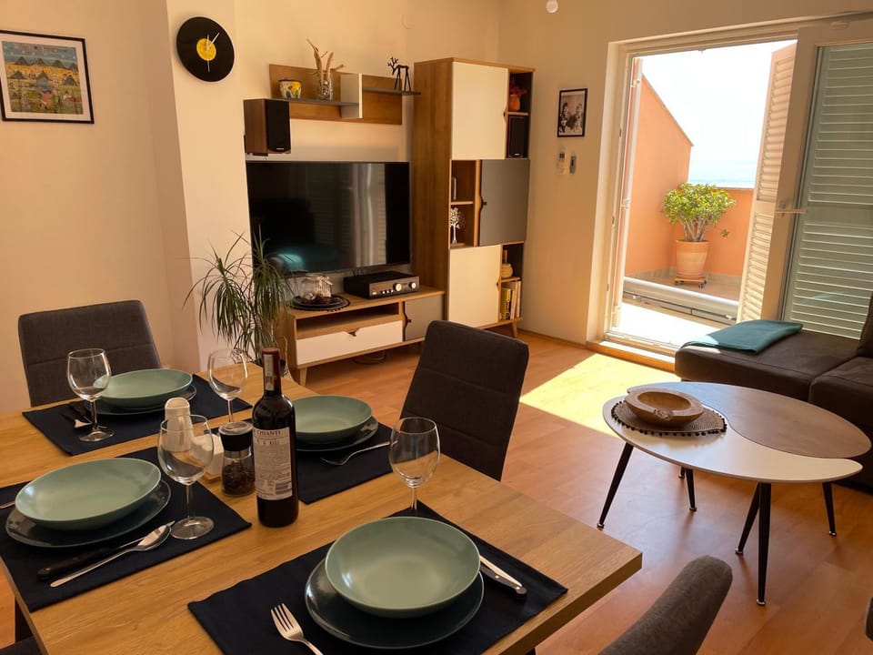 Living room, Seating area, Dining area