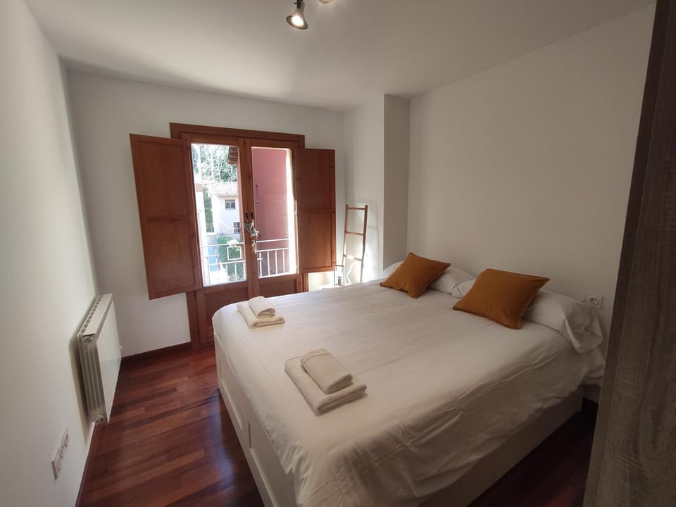 Bed, Photo of the whole room, Bedroom
