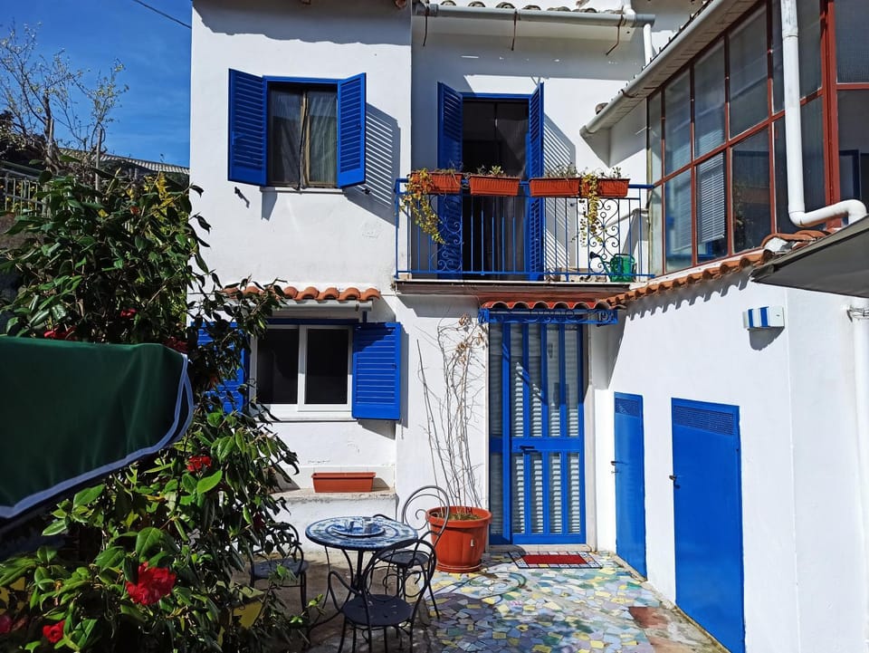 Property building, Facade/entrance, Balcony/Terrace