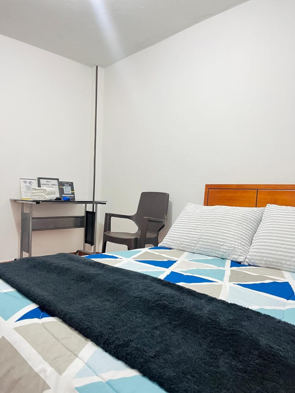 Bed, TV and multimedia, Photo of the whole room, Bedroom