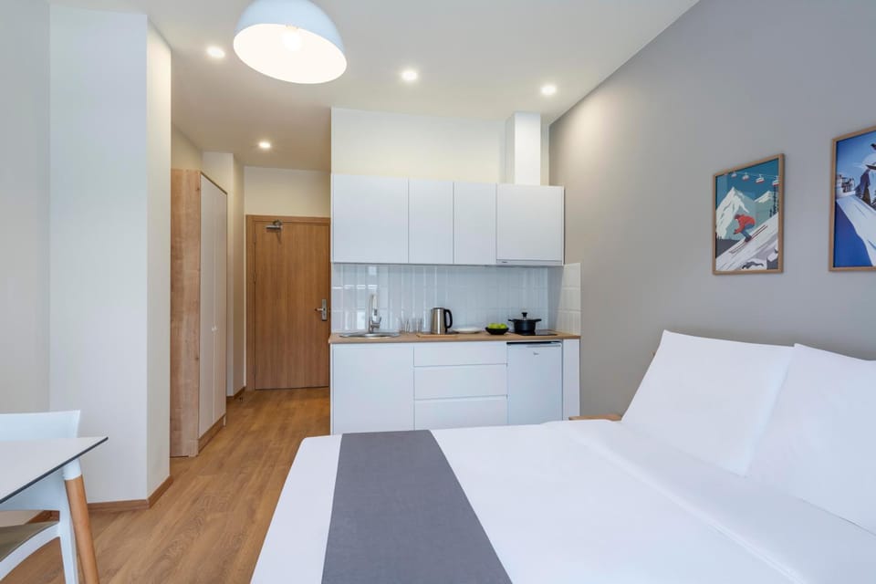 Bed, Kitchen or kitchenette, Bedroom