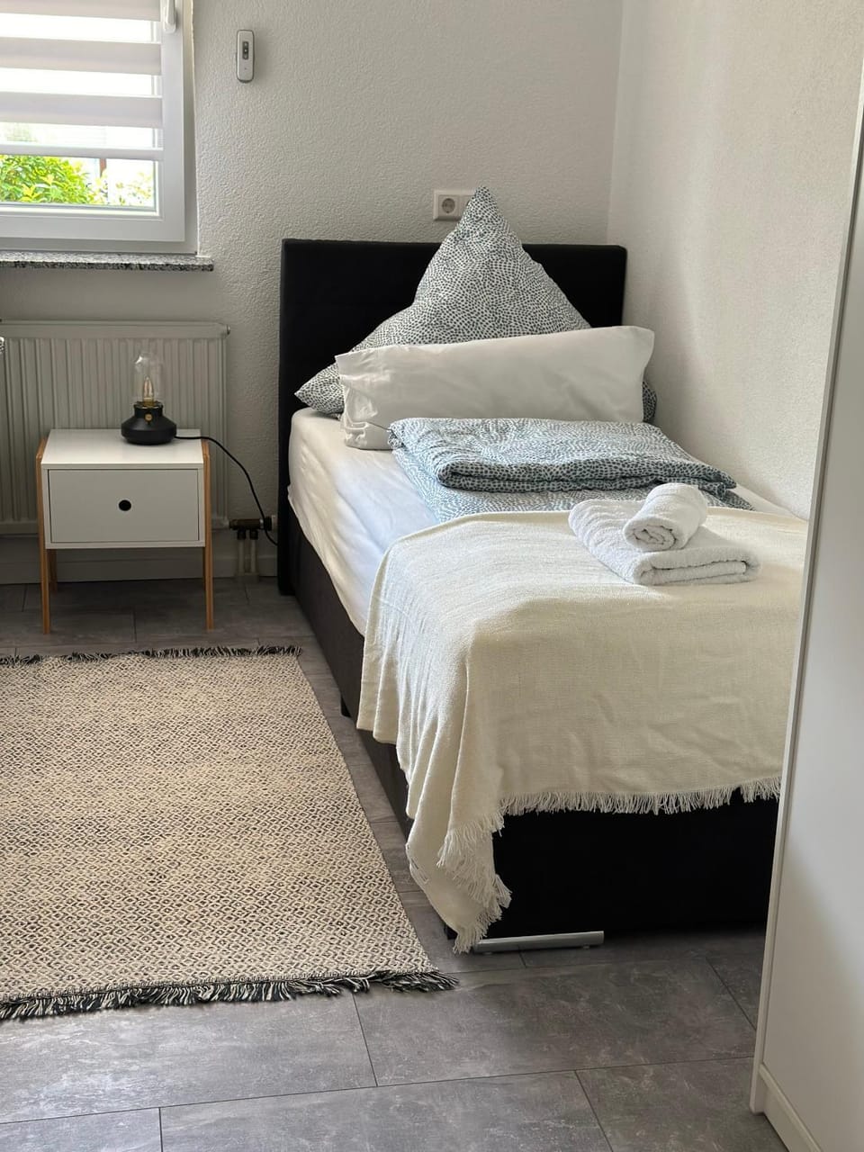 Bed, Bedroom, towels