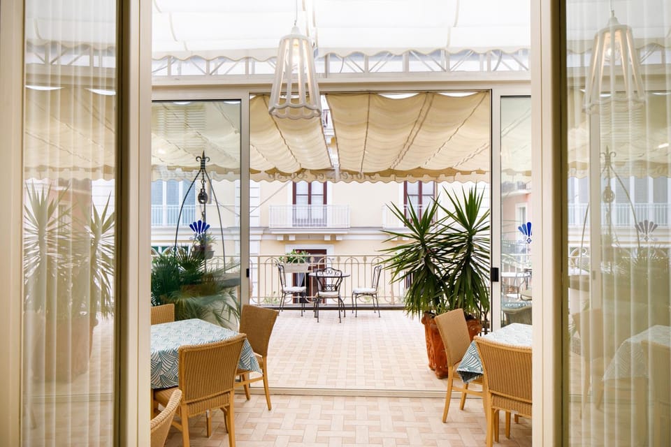 Restaurant/places to eat, Spring, Day, Balcony/Terrace, Communal kitchen, On site