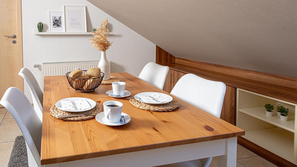 Seating area, Dining area