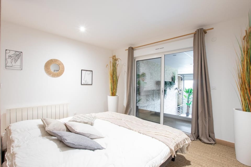 Bedroom, Pool view