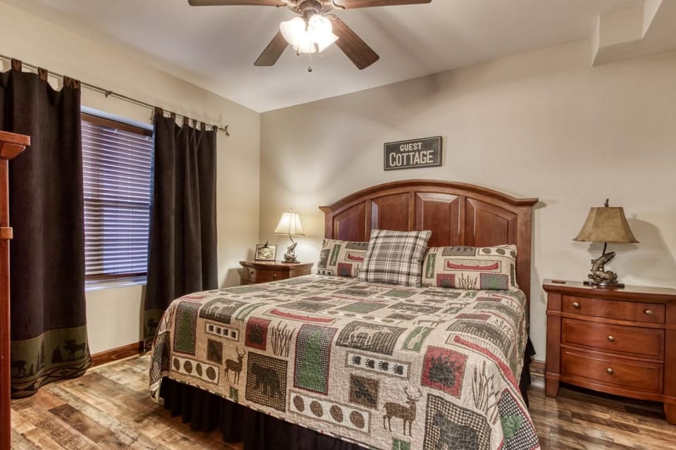 Gorgeous 2BD 2BTH Condo with Mountain Views Pool Hot Tub Game Room Close to Parkway Apartment in Pigeon Forge