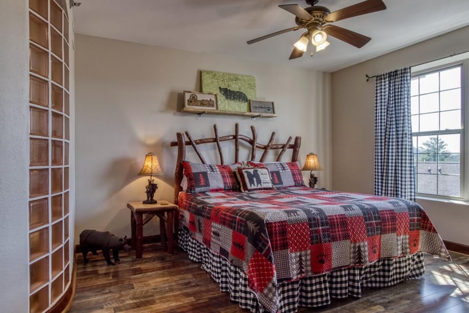 Gorgeous 2BD 2BTH Condo with Mountain Views Pool Hot Tub Game Room Close to Parkway Apartment in Pigeon Forge
