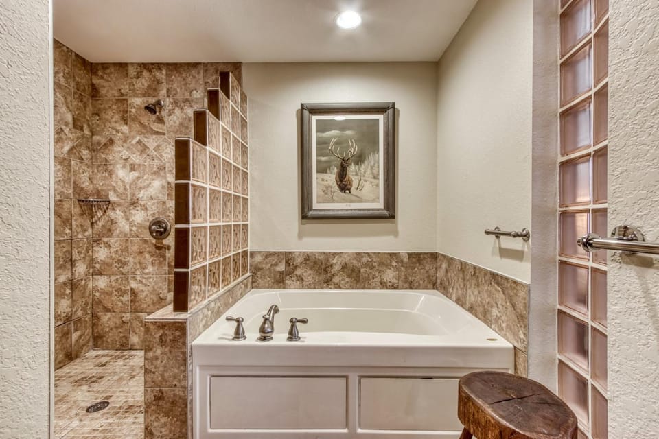 Gorgeous 2BD 2BTH Condo with Mountain Views Pool Hot Tub Game Room Close to Parkway Apartment in Pigeon Forge