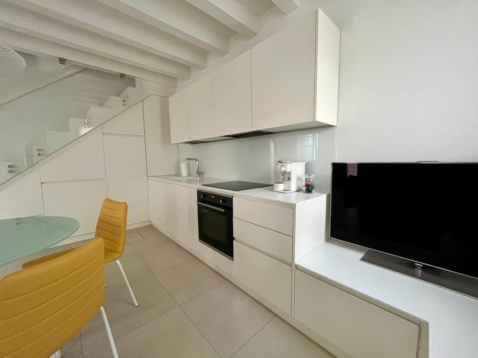 Coffee/tea facilities, Kitchen or kitchenette, Dining area, oven
