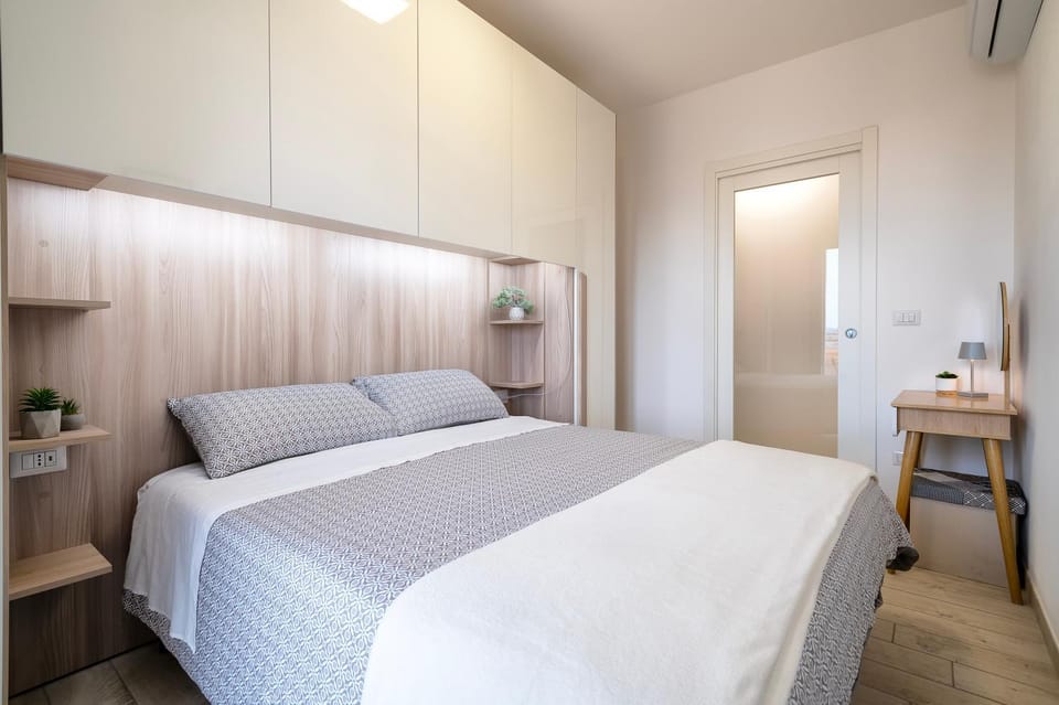 Bed, Bedroom, wardrobe, air conditioner