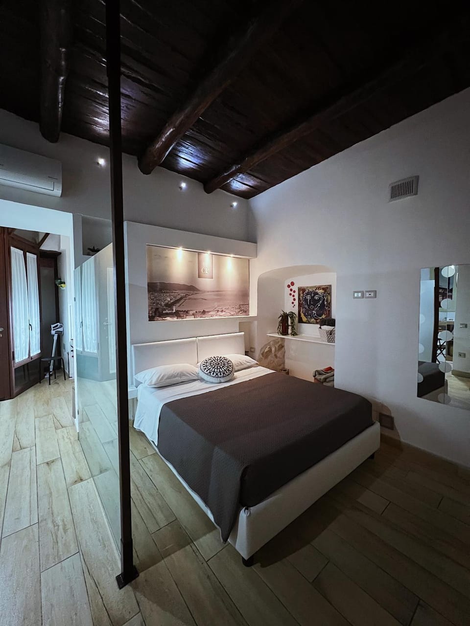 Photo of the whole room, Bedroom